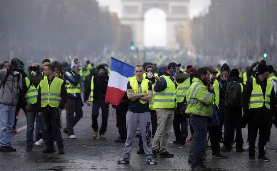 gilet gialli durante una manifestazione (ansa)