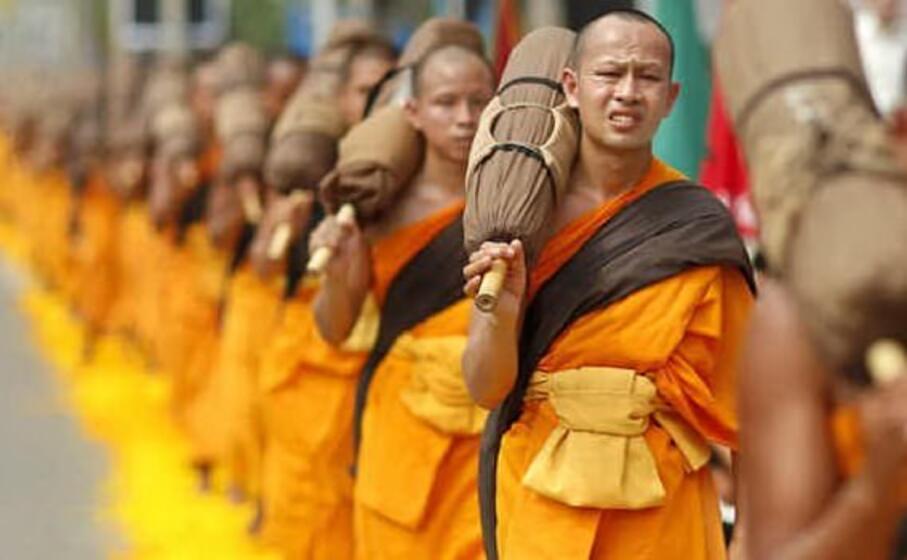 monaci thailandesi (ansa)