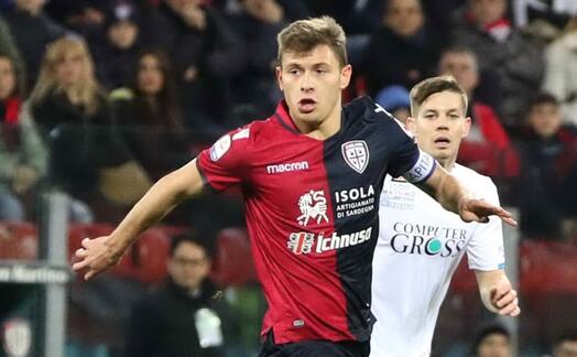barella gestisce il pallone in mezzo al campo (ansa)