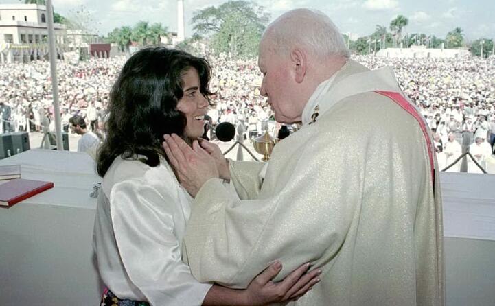 il papa mentre celebra la messa nella storica plaza de la revolucion all avana