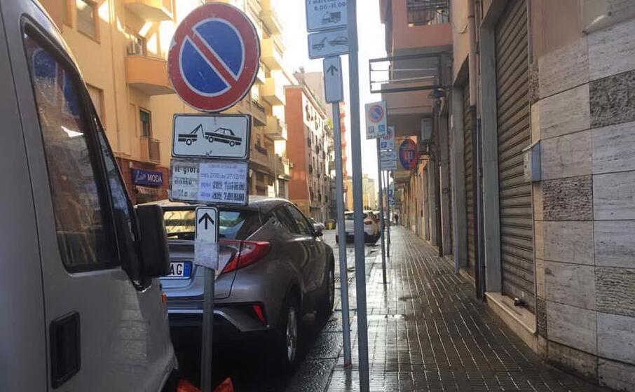 il cartello di divieto di sosta con rimozione in via ariosto (foto marcello cocco)