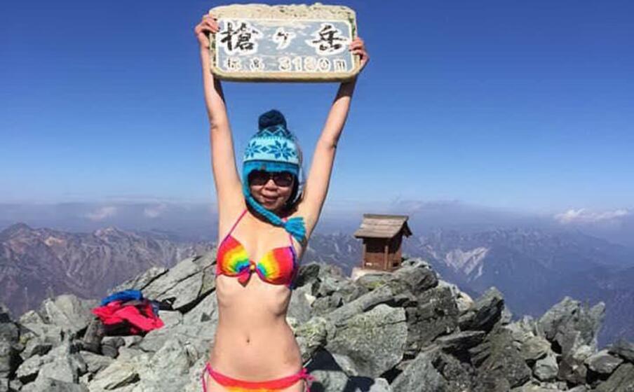 la scalatrice (foto da instagram barefootbikinihiker)