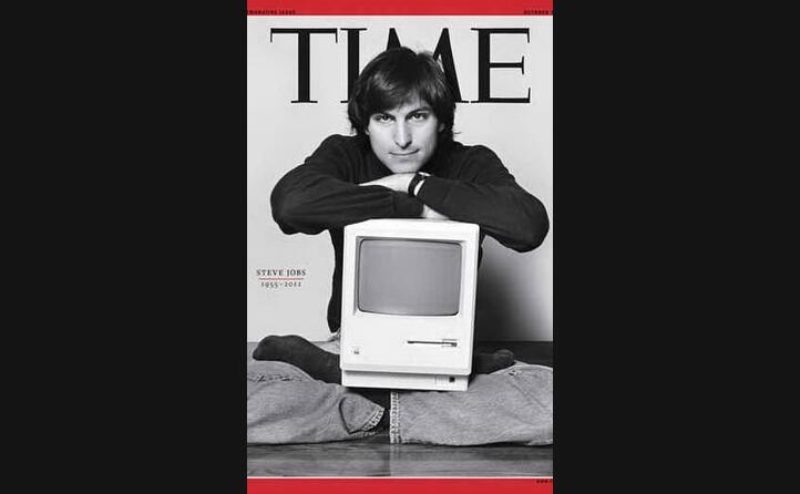un giovanissimo steve jobs posa con il suo macintosh