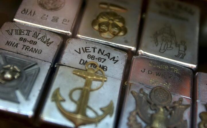in vietnam accendini zippo per celebrare i 30 anni dalla fine della guerra