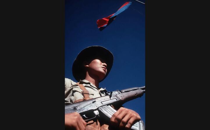 la guerra comunque and avanti fino al 1975 nella foto un guerrigliero viet cong
