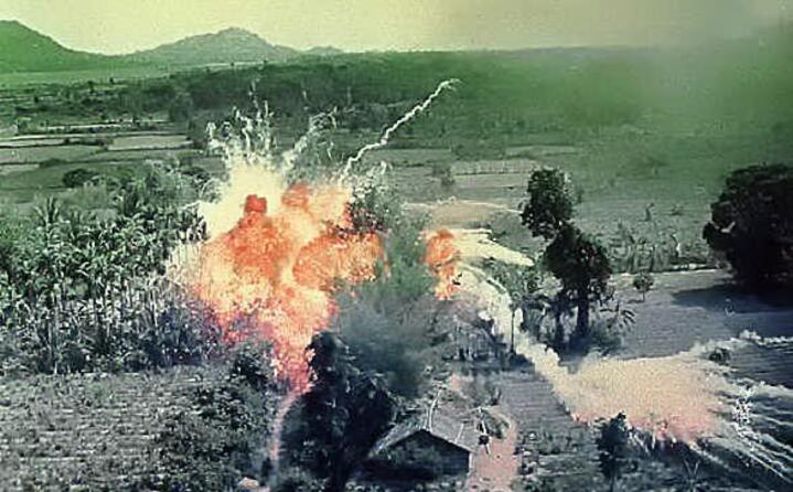 un bombardamento al napalm (foto wikipedia ansa)