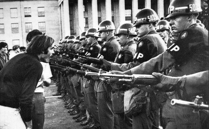 usa davanti al pentagono una manifestazione contro la guerra
