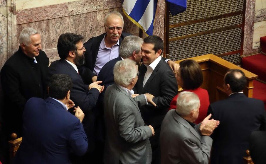 il premier alexis tsipras dopo il voto in parlamento (ansa)