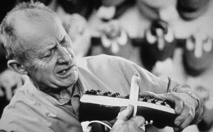 in due fondano l azienda che all inizio si chiama blue ribbon sports uno l allenatore bill bowerman