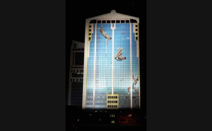 milano grattacielo garibaldi la pi grande affissione della nike in italia