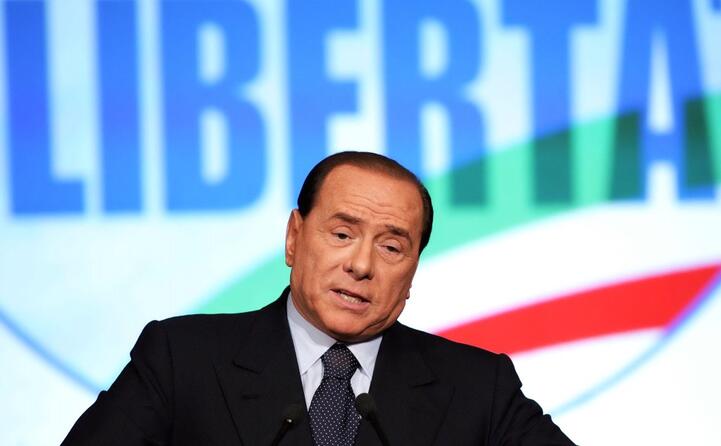 comizio con dietro il simbolo del pdl