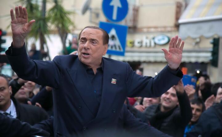 e berlusconi oggi di nuovo sul predellino a cagliari annuncia la sua candidatura alle prossime europee (ansa)