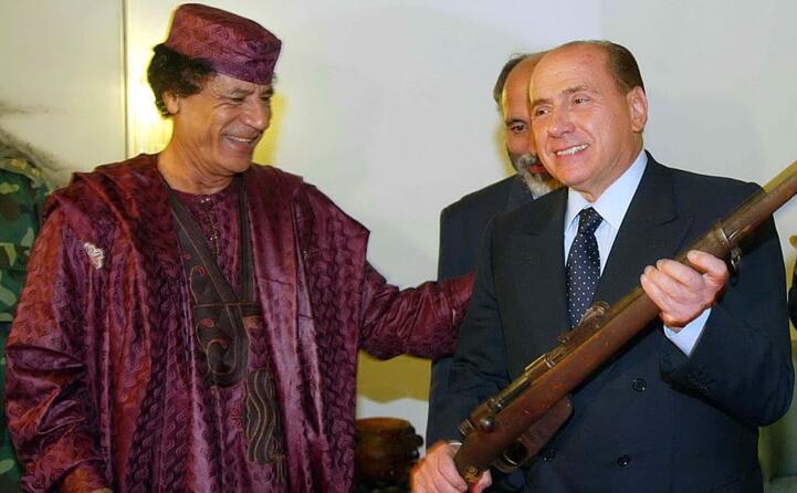gheddafi gli fa imbracciare un fucile