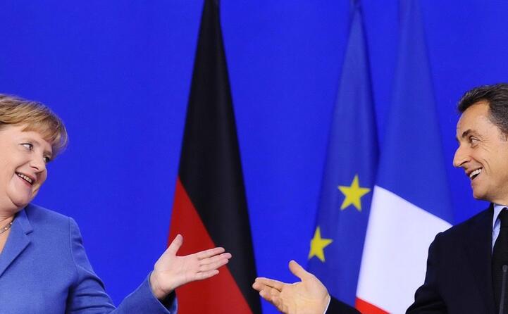 merkel e sarkozy ridono di lui