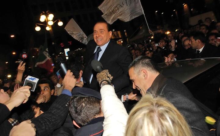 sul predellino in piazza san babila annuncia la nascita del partito unico il popolo delle libert