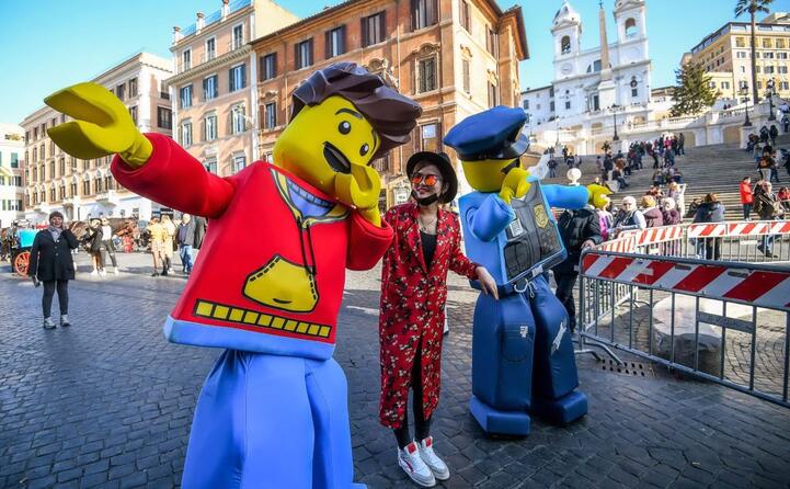 in occasione dell apertura di un megastore della lego a roma