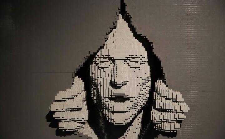 un uomo realizzato con i famosi mattoncini sbircia