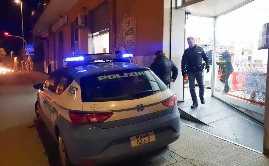 sul posto la polizia (foto gloria calvi)