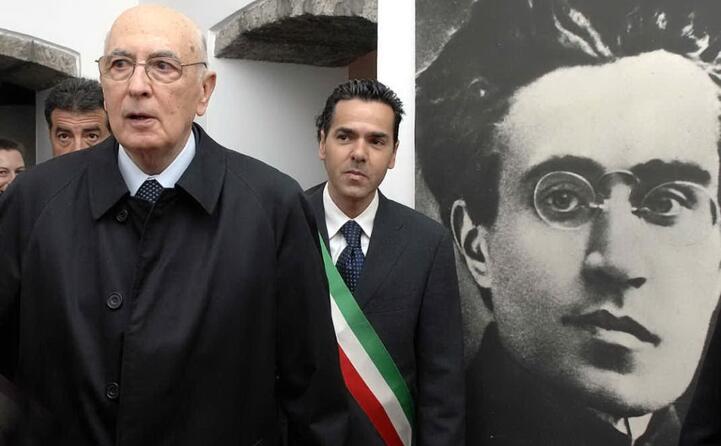 napolitano visita la casa museo di antonio gramsci a ghilarza (ansa)