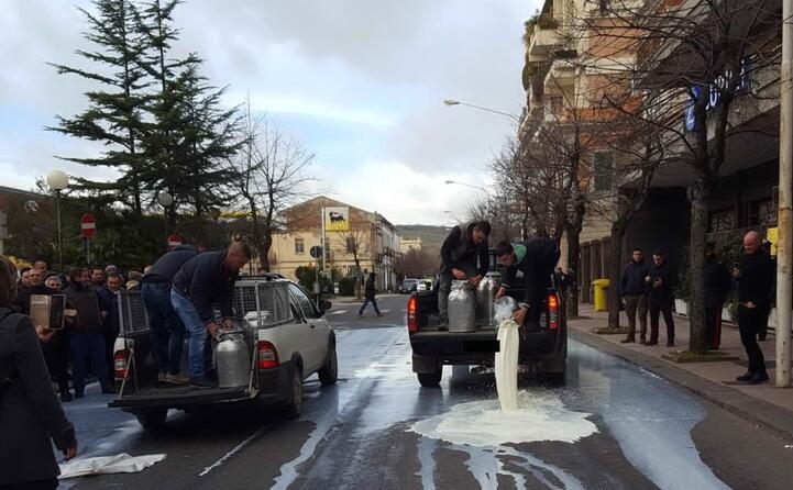 il latte versato per strada a macomer (foto l unione sarda oggianu)