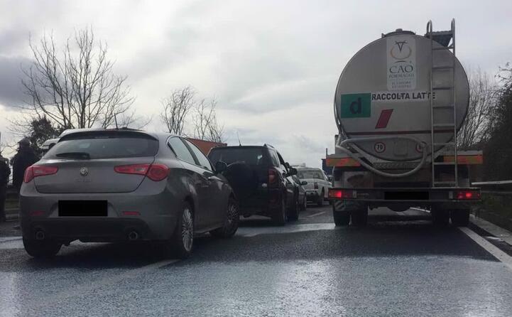 il latte versato sulla 131 (foto l unione sarda sanna)