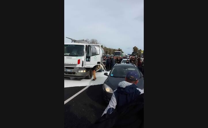 la protesta sulla 131 (foto l unione sarda)
