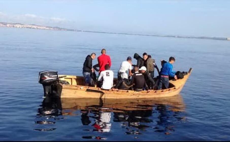 un barchino di migranti (ansa)
