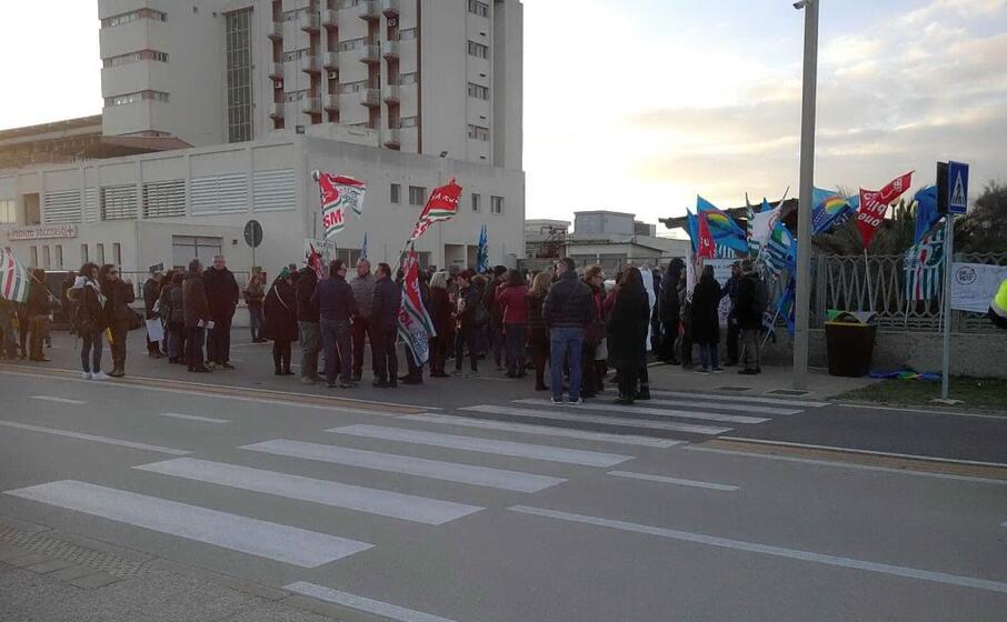 una delle tante manifestazioni di dipendenti e sindacati all aias di cagliari (foto l unione sarda farris)