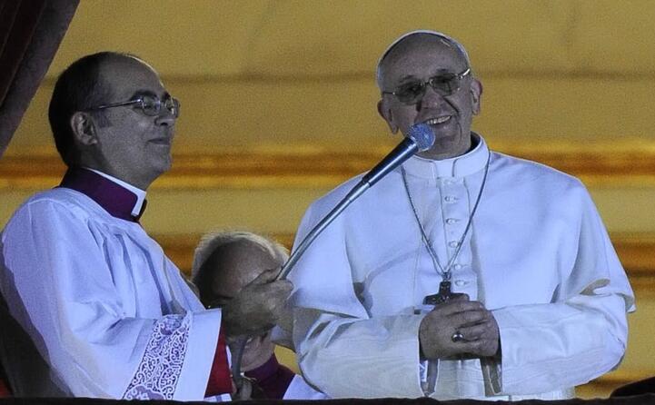 due mesi dopo la rinuncia il conclave sceglie jos bergoglio