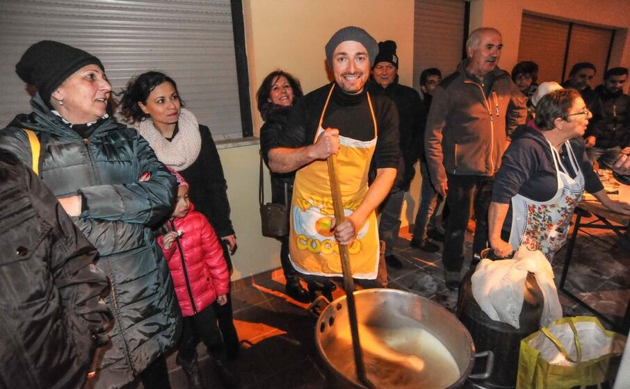 la preparazione della ricotta durante la manifestazione di protesta organizzata dai pastori (l unione sarda angelo cucca)