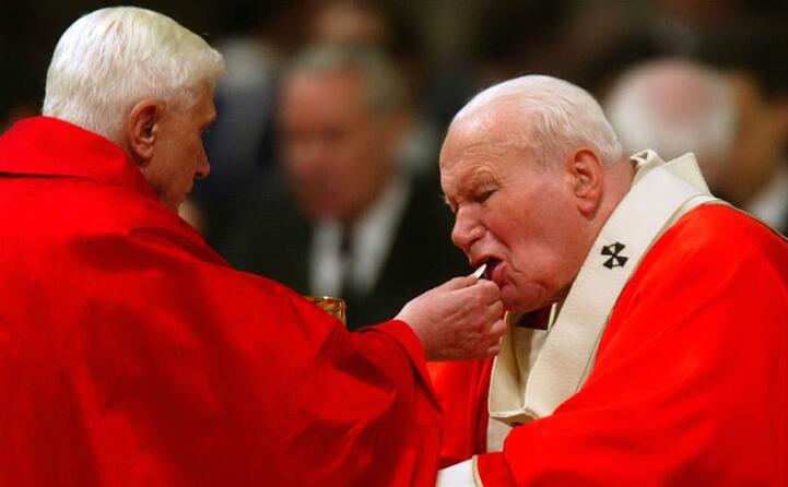 nel 2004 ancora cardinale con papa giovanni paolo ii