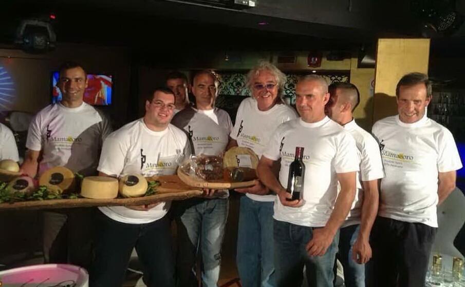 flavio briatore ed i pastori del pecorino bithi di barbagia al billionaire (foto marina moni)