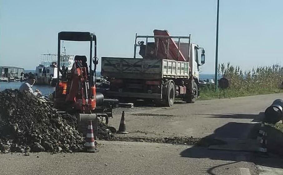 i lavori nella strada litoranea di porto foxi (foto ivan murgana)