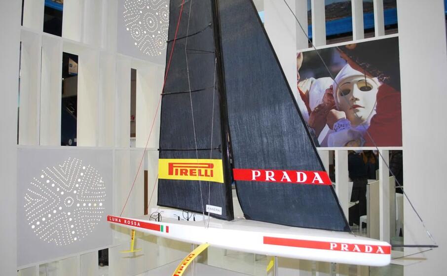 il modellino di luna rossa al centro dello stand