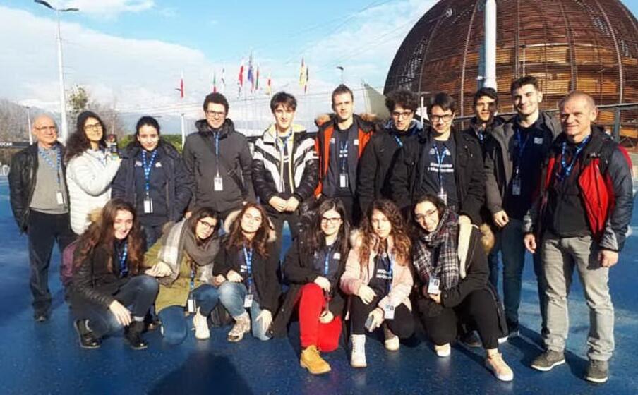 i ragazzi del pacinotti al cern (archivio l unione sarda)