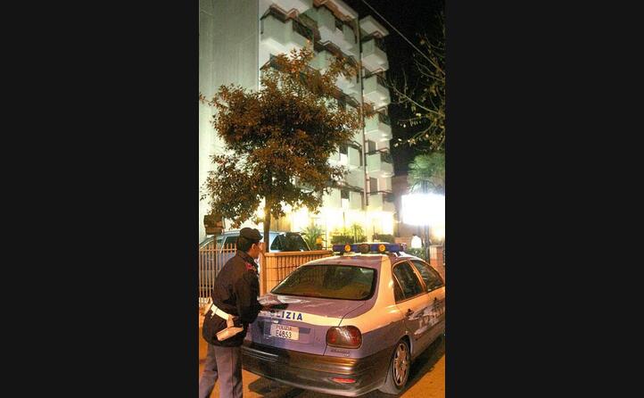 le forze dell ordine davanti al residence le rose di rimini dove stato trovato il corpo