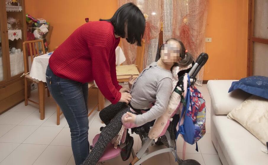 la bambina cui stata tolta la carrozzina (foto l unione sarda messina)