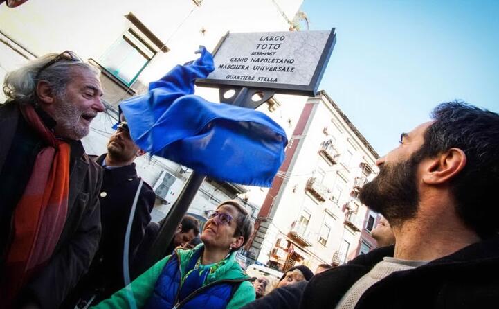 la piazza che gli stata dedicata nel quartiere sanit di napoli (ansa)