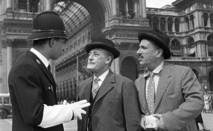lo sketch con il ghisa milanese in piazza del duomo (foto wikimedia)