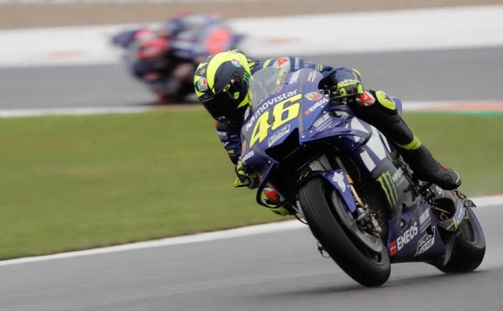 in sella alla yamaha con il numero 46 (ansa)