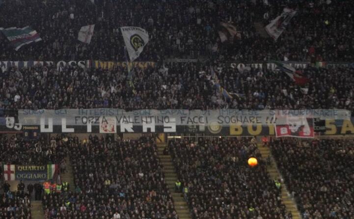 la curva nord dell inter di cui un grande tifosi gli dedica uno striscione (ansa)