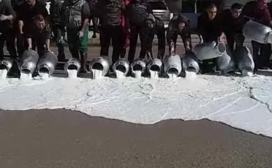 la protesta dei pastori (foto l unione sarda)