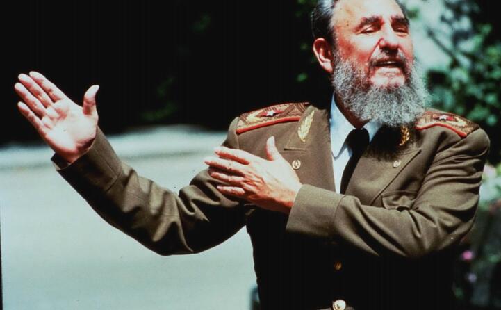 lascia tutti i poteri al fratello raul castro ruz