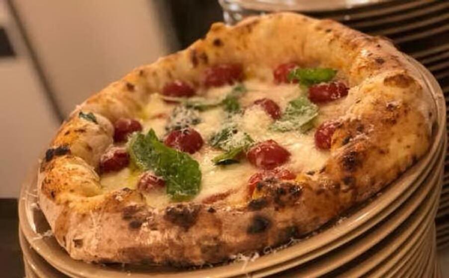 la pizza cannellina con pomodoro cannellino fiordilatte di agerola scaglie di pecorino sardo basilico e olio evo firmata da diego vitagliano patron di 10 diego vitagliano pizzeria (napoli) (foto 50 top pizza)