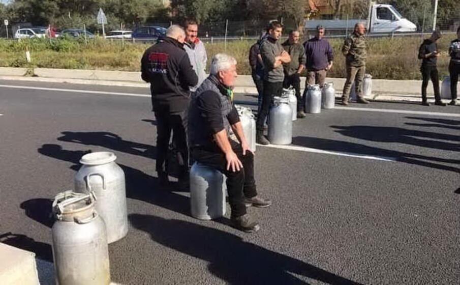 una protesta degli allevatori sulla 131 (foto l unione sarda)