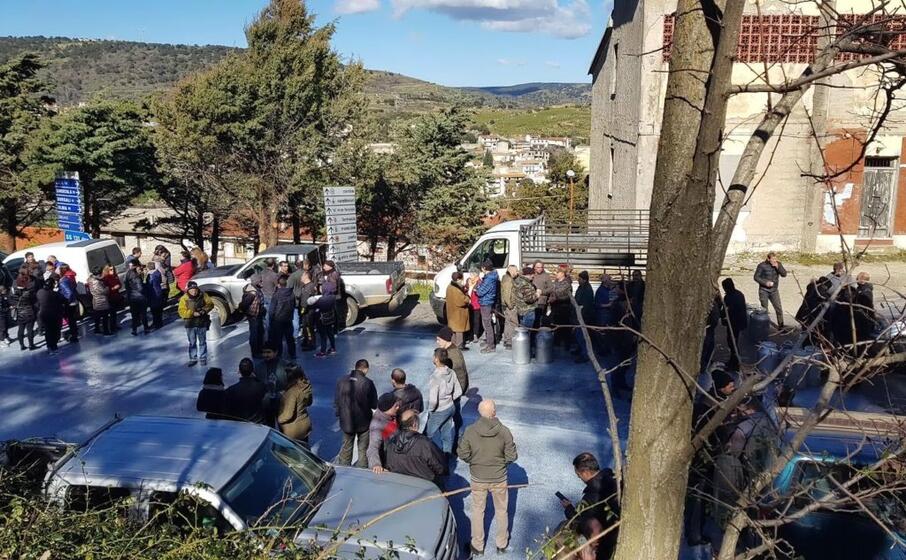 un presidio di pastori in provincia di nuoro (ansa)