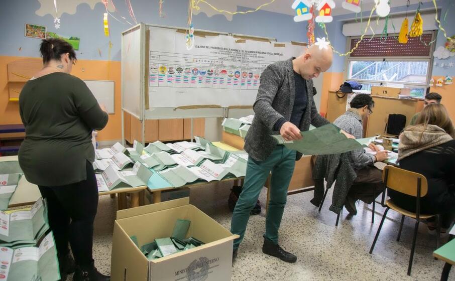 operazioni di scrutinio a carbonia (ansa)