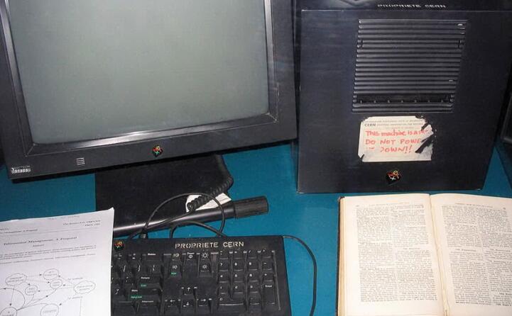 il computer next cube utilizzato come primo server web