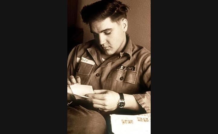 il suo modo di ballare gli procura l appellativo di elvis the pelvis (elvis il bacino)