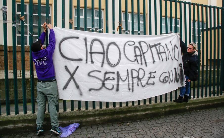ciao capitano per sempre con noi recita lo striscione a firenze